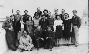Gruppo di profughi e personaleamministrativo dei campi di transito a Santa Cesarea (cortesia  Dr, Haim Rubinstein)  
